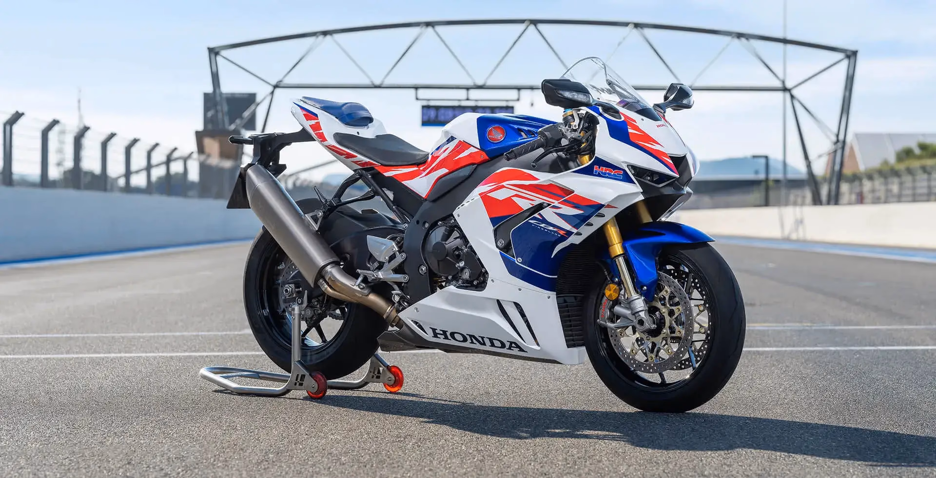 cbr 1000rr r fireblade branco perolizado estacionada na pista - 10 de 37