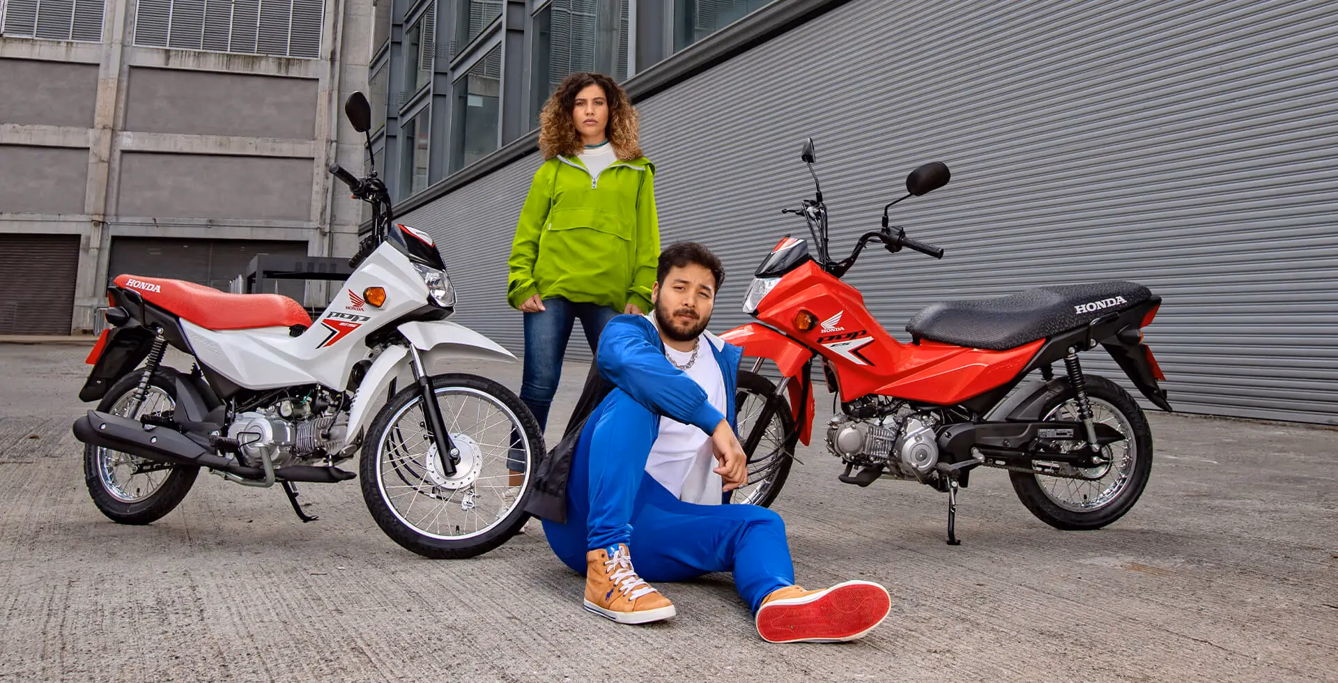 Casal em pose com as Pop 110i ES - 4 de 28