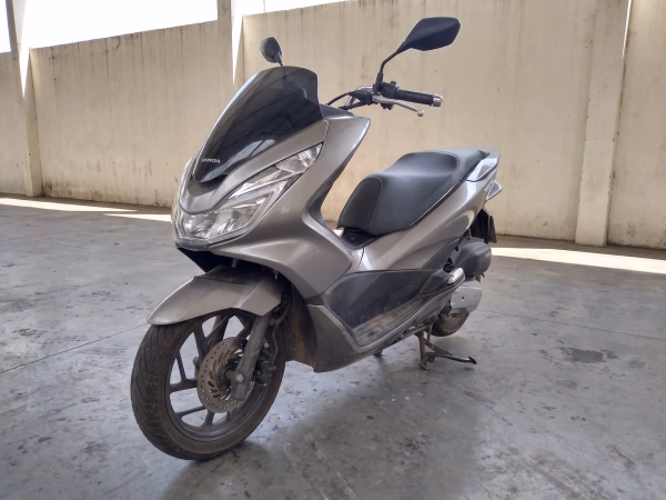 Honda PCX 160 DLX 2023/2023, frente 3/4