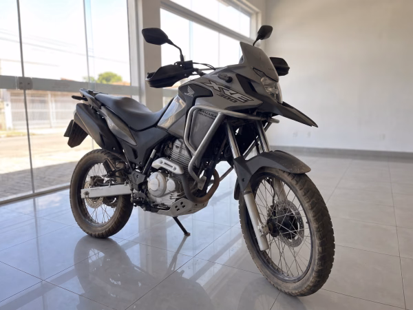 Honda XRE 300 Sahara Adventure 2024/2024, frente 3/4